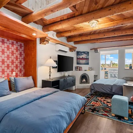 Scenic Downtown Escape Apartment *