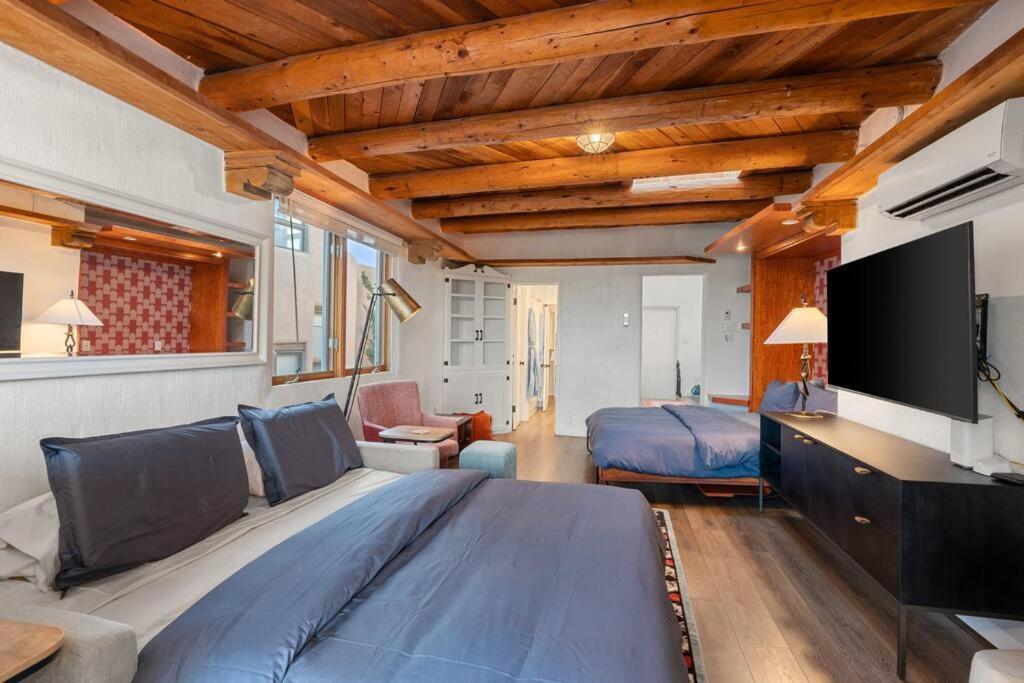 Apartment Scenic Downtown Escape *